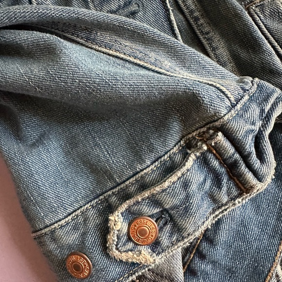 GAP Women’s Icon Distressed Denim Jacket, size Large, looks almost new 👖🤠 - Picture 4 of 8